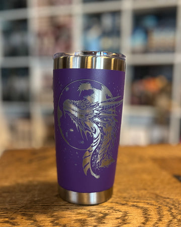 Das Produktbild zeigt einen Tumbler mit einem großen Drachenkopf vor einem Vollmond. Im Hintergrund funkeln die Sterne.